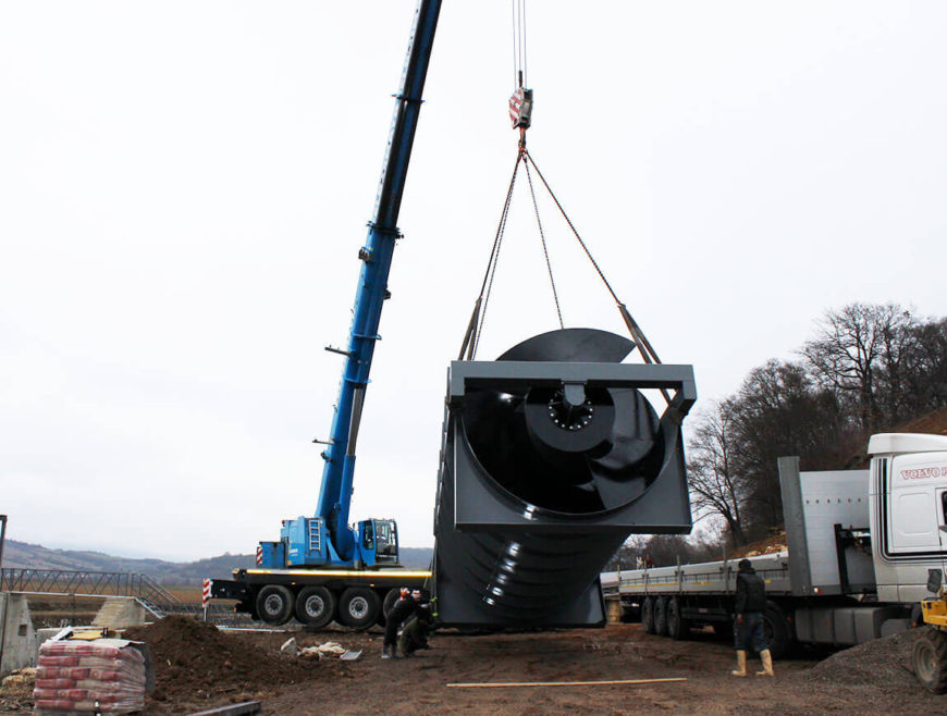 Vyloženie šnekovej turbíny na mieste realizácie MVE